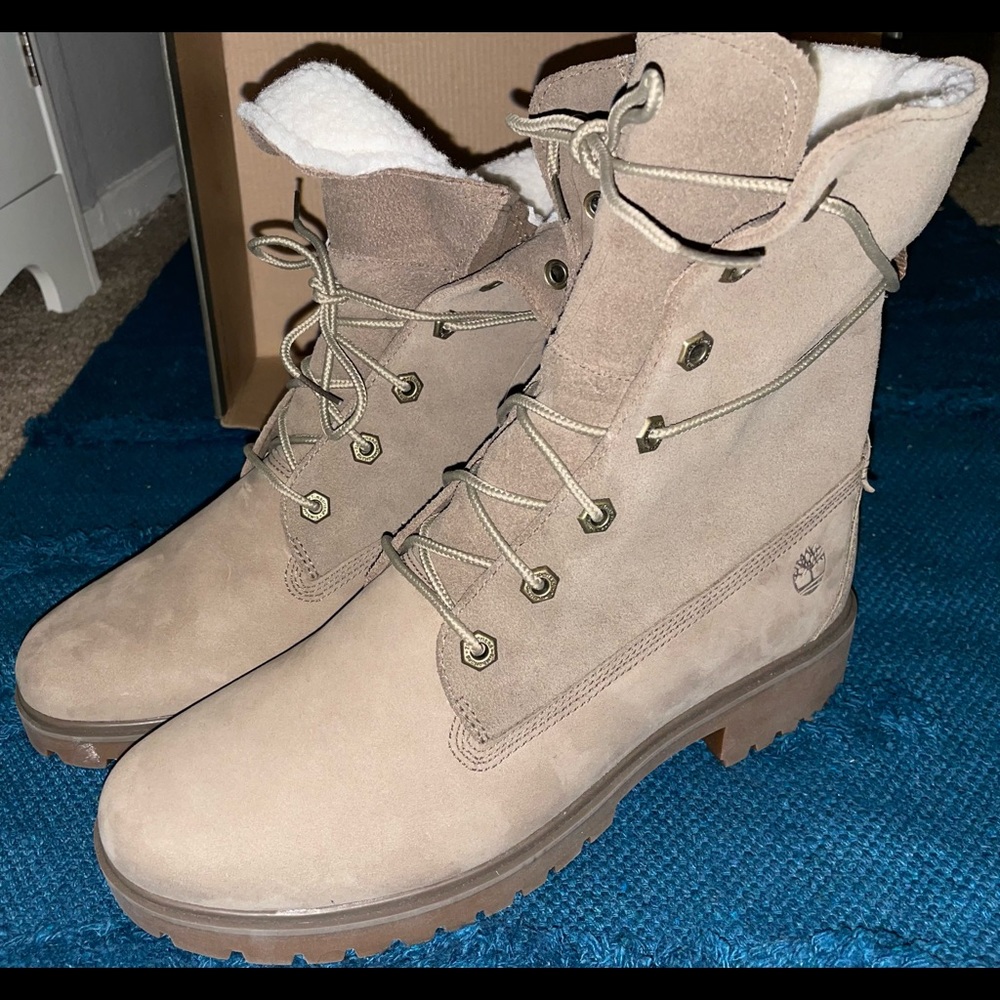 Brand new women’s timberlands, very cute still in the box
